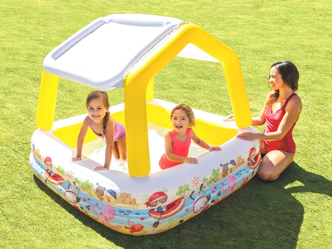 basen dla dzieci z daszkiem z dziećmi w środku